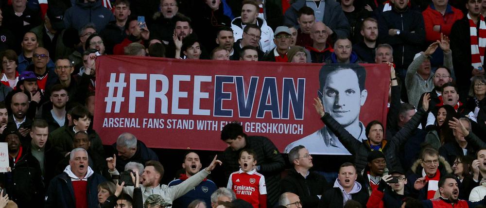 Transparent für die Freilassung von Evan Gershkovich auf der Tribüne des FC Everton.