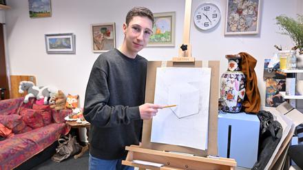 Arsenii Shapiro lernt am Rechenzentrum zeichnen. 