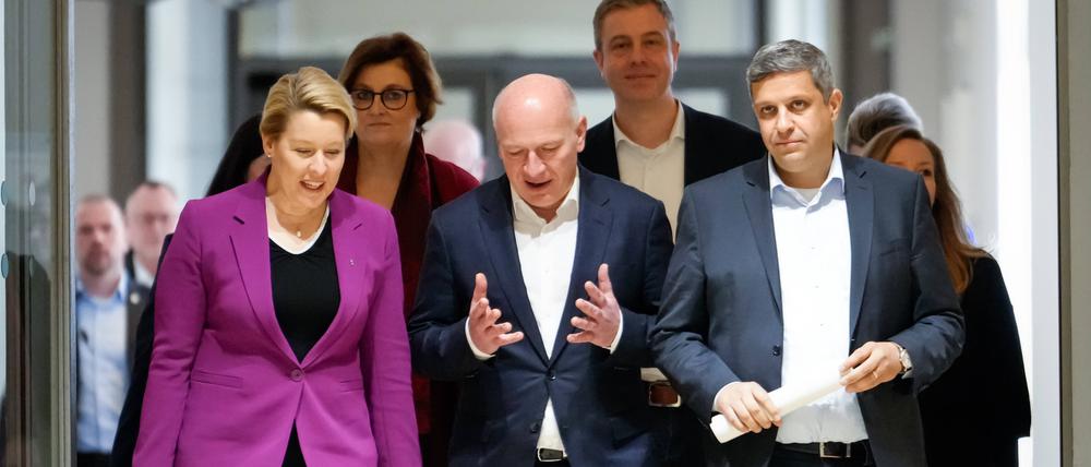 Wirtschaftssenatorin Franziska Giffey (SPD), Berlins Regierender Kai Wegner (CDU) und SPD-Fraktionschef Raed Saleh.