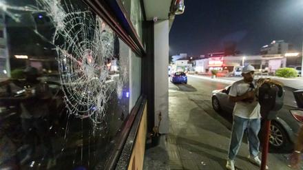 Die Fensterscheibe eines Geschäfts ist zerbrochen. Nach einer Demonstration gegen Geflüchtete und Migranten hat es am Freitagabend in der zyprischen Hafenstadt Limassol schwere Ausschreitungen gegeben. 