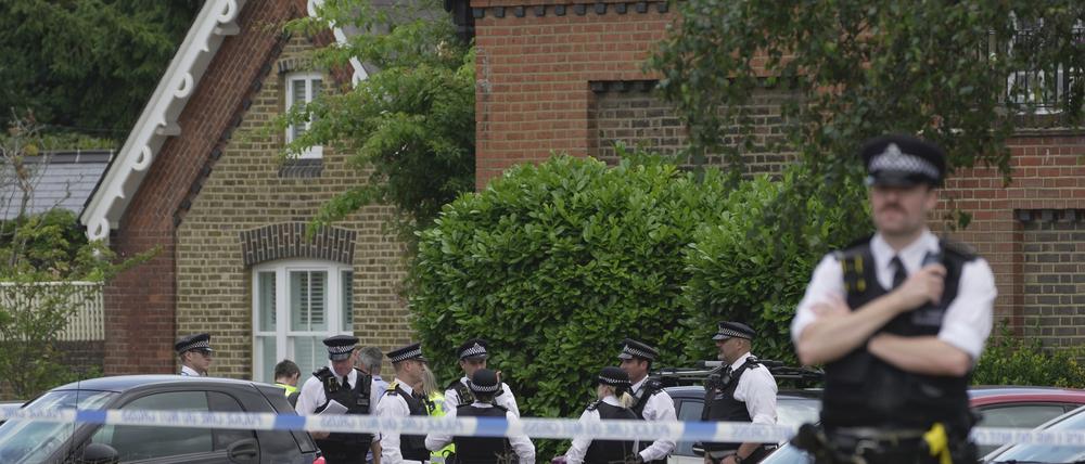 Polizeibeamte errichten eine Absperrung, nachdem ein Auto in ein Grundschulgebäude in Wimbledon gekracht ist. 