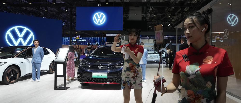 Die deutschen Hersteller kämpfen auf dem größten Automarkt der Welt mit Problemen. Auf der Automesse in Shanghai wollen sie mit neuen E-Modellen überzeugen. 
