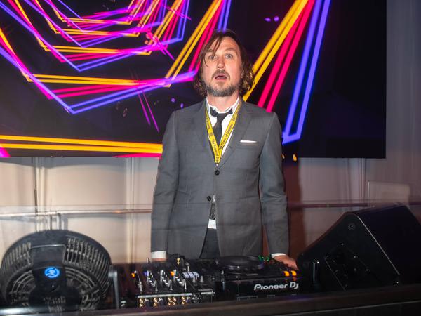 Der Schauspieler Lars Eidinger durfte nach der Preisverleihung seine Paraderolle „den DJ“ spielen. 