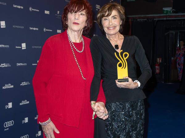 Die Produzentin Regina Ziegler durfte ihrer langjährigen Freundin Thekla Carola Wied den Ehrenpreis für ihr Lebenswerk überreichen.