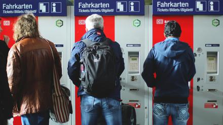 Reisende stehen im Dortmunder Hauptbahnhof an Fahrkartenautomaten.