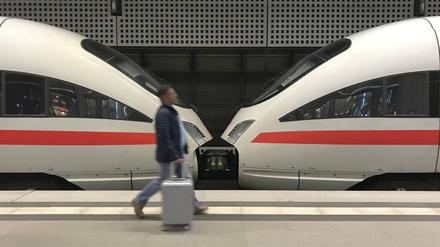 Bahnreisende an einem ICE der DB am Hauptbahnhof in Berlin. (Symbolbild)