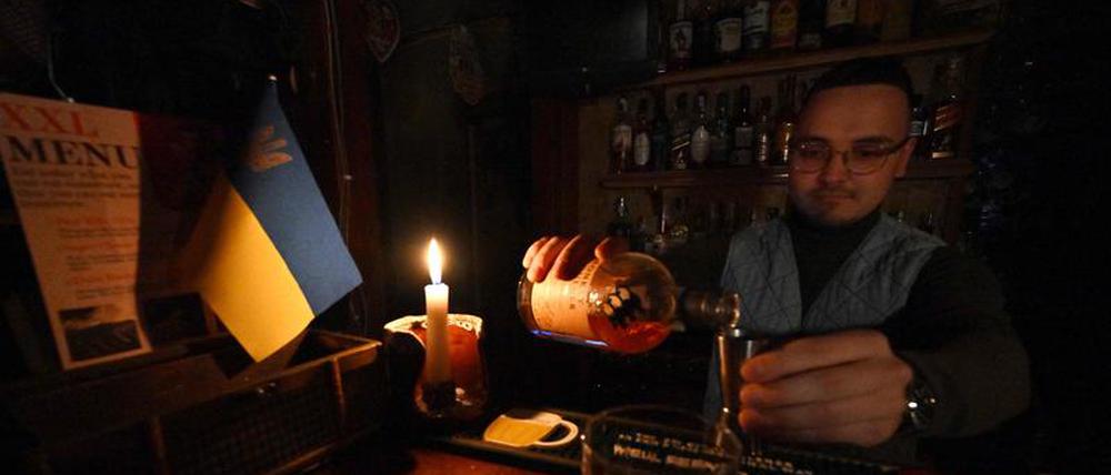 In einer Bar in Kiew wird bei Kerzenlicht serviert.