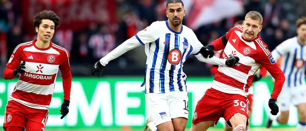 Aymen Barkok (Mitte) feierte gegen Düsseldorf als Einwechselspieler sein Debüt für Hertha BSC. Gegen Wehen Wiesbaden könnte er von Anfang an spielen. 