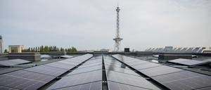 Solarpanels sammeln Energie auf dem Dach der Messe Berlin vor dem Funkturm.