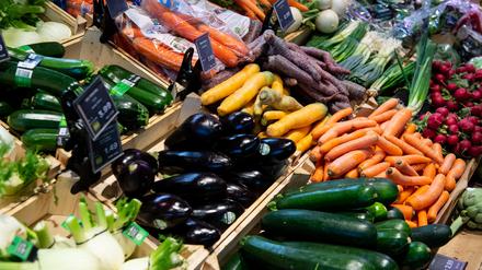 Bayern, Neubiberg: Bio-Gemüse liegt in einem Supermarktregal. 