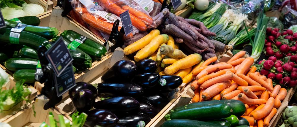 Bayern, Neubiberg: Bio-Gemüse liegt in einem Supermarktregal. 