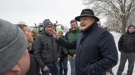 Der Präsident des Deutschen Bauernverbandes, Joachim Rukwied (rechts), besucht während der Klausurtagung der CSU im Kloster Seeon eine Demonstration von Landwirten mit ihren Traktoren. 
