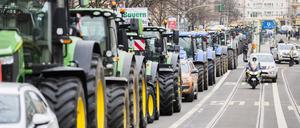 Traktoren fahren bei einem Protest mit Traktorkorso des Landesbauernverbands Brandenburg gegen die Erhöhung der Steuer auf Agrardiesel von der FDP-Zentrale zum Willy-Brandt-Haus (SPD-Zentrale). 