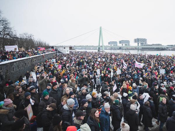 In Köln kamen am 21. Januar 2024 rund 70.000 Demonstranten zusammen, um gegen die AfD und Rechtsextremismus zu protestieren.