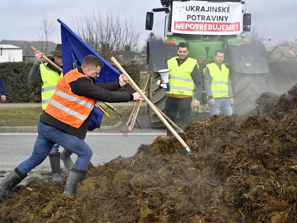 Landwirte blockieren einen Kreisverkehr in der Slowakei während eines landesweiten Protestes. 