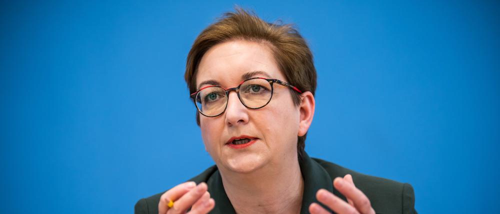 Klara Geywitz (SPD), Bundesministerin für Bau und Wohnen, nimmt an der Pressekonferenz zum Gebäudeenergiegesetz teil. 