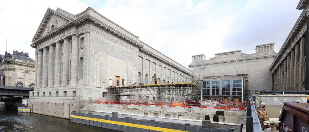 Blick auf die Baustelle des Pergamonmuseums. Eines der beliebtesten deutschen Museen muss wegen umfassender Sanierungsarbeiten für etwa vier Jahre komplett geschlossen werden.