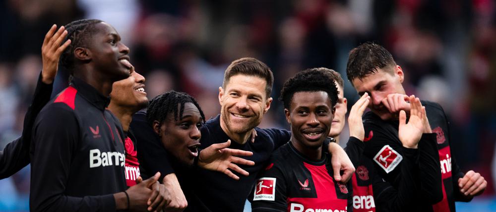Trainer Xabi Alonso (Mitte) steht mit Bayer Leverkusen kurz vor dem Gewinn der ersten Meisterschaft.
