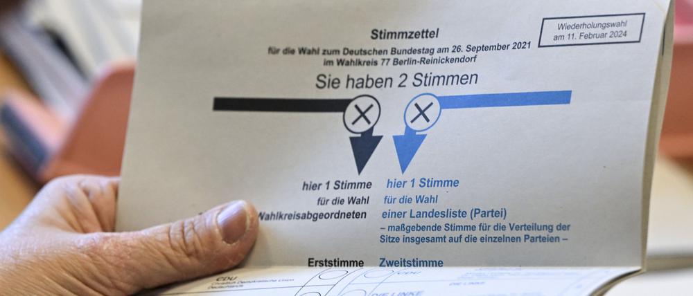 Ein Stimmzettel als Teil der Briefwahlunterlagen werden zum Beginn der Briefwahl für die Teilwiederholungswahl in der Briefwahlstelle im Bezirkswahlamt Reinickendorf zusammengestellt. Seit 8. Januar werden die Briefwahlunterlagen verschickt.