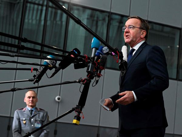 Verteidigungsminister Boris Pistorius (SPD) bei einer Pressekonferenz am Nato-Hauptsitz in Brüssel am 14. Februar.