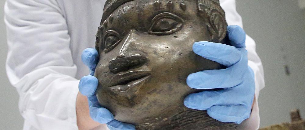 Mit den Samthandschuhen der Gegenwart. Eine Museumsmitarbeiterin der Ethnologischen Museen verpackt eine Benin-Bronze.