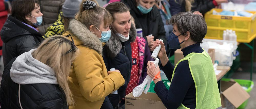 Mit der Bahn ankommende geflohene ukrainische Kriegsfluechtlinge werden im Hauptbahnhof in Berlin von Freiwilligen versorgt 