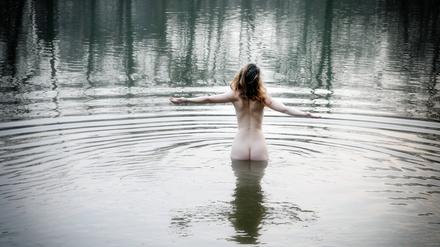 Berlin - Deutschland. Junge Frau beim Baden im See. *** Berlin Germany Young woman bathing in lake