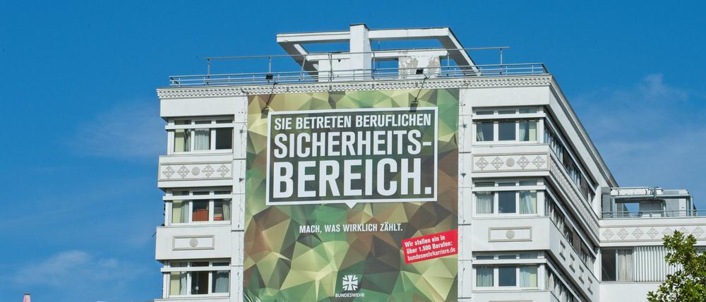 Bundeswehr-Werbung an einer Hausfassade am Wittenberg Platz, Berlin.
