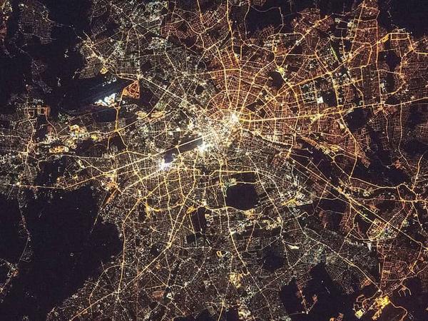 Berlin aufgenommen in der Internationalen Raumstation ISS in rund 400 Kilometer Höhe am 30. März 2016. Gut lassen sich die unterschiedlichen Lichtfarben der Straßenlaternen in West und Ost erkennen.