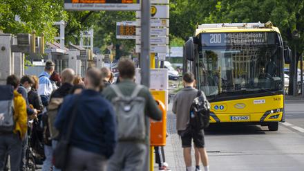 ARCHIV - 01.06.2022, Berlin: Zahlreiche Fahrgäste warten vor dem Bahnhof Zoologischer Garten auf einen einfahrenden BVG-Bus der Linie 200.  (zu dpa: «BVG verdichtet auf zwei Buslinien wieder den Takt») Foto: Monika Skolimowska/dpa +++ dpa-Bildfunk +++