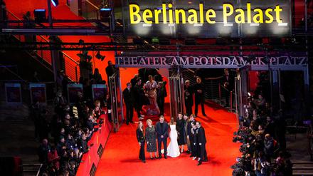 Die Berlinale-Jury steht während der Eröffnung der 74. Berlinale auf dem roten Teppich vor dem Berlinale-Palast.