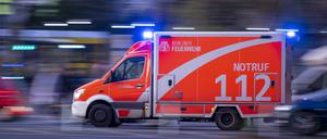 ARCHIV - 11.11.2022, Berlin: Ein Rettungswagen der Berliner Feuerwehr fährt mit Blaulicht zum Einsatz. (zu dpa: «Radfahrerin stößt mit Fußgänger zusammen und stürzt auf Kopf») Foto: Monika Skolimowska/dpa +++ dpa-Bildfunk +++
