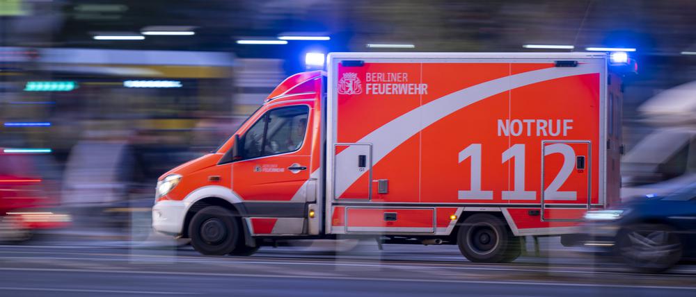 Rettungswagen der Berliner Feuerwehr fährt mit Blaulicht zum Einsatz.