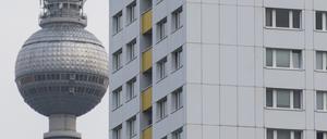 ARCHIV - 30.06.2023, Berlin: Hinter einem Mietshaus steht der Fernsehturm. (zu dpa: «Neue Ombudsstelle für Mieter in landeseigenen Wohnungen») Foto: Christophe Gateau/dpa +++ dpa-Bildfunk +++