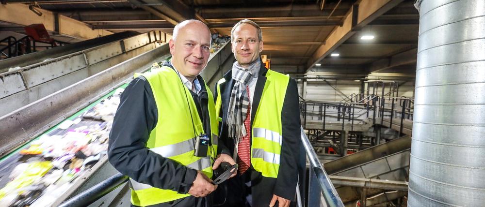 Berlins Regierender Bürgermeister Kai Wegner (CDU) zu Besuch bei Axel Schweitzer und seinem Recyclingunternehmen Interzero in Berlin-Mahlsdorf.