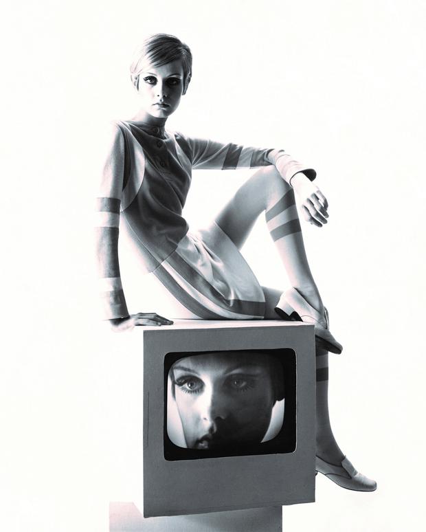 Bert Stern: Twiggy mit einem Minikleid von Louis Féraud and Schuhen von François Villon, Vogue, 1967.