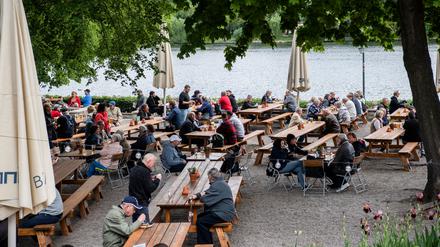 Zahlreiche Menschen nutzen das gute Wetter zu einem Besuch im Biergarten im Treptower Park in Berlin. Zukünftig dürften die Preise vor allem in der Gastronomie weniger stark steigen.