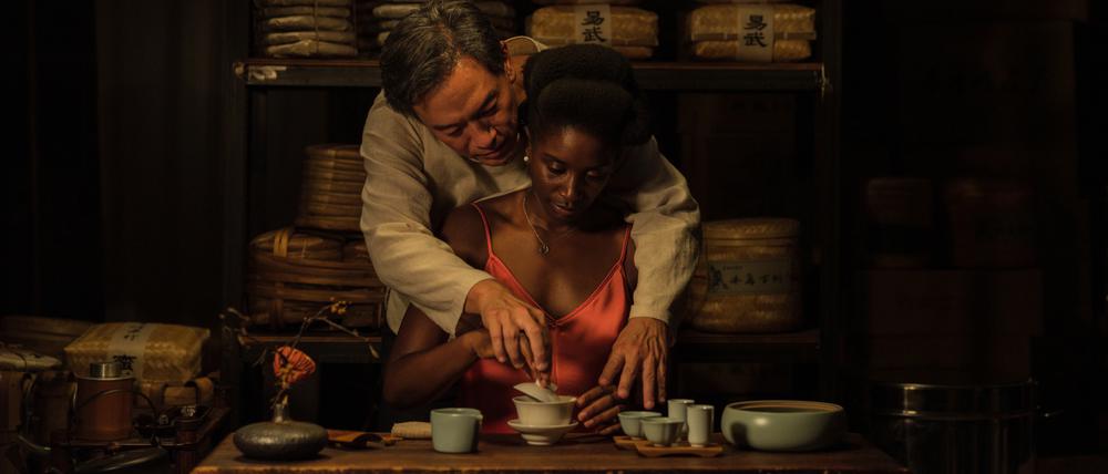 Erotische Tee-Zeremonie. Han Chang und Nina Mélo in „Black Tea“ von 
Abderrahmane Sissako, einer von drei afrikanischen Filmen im Wettbewerb.