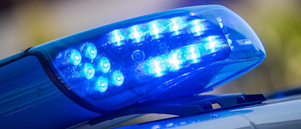 Ein Blaulicht ist auf dem Dach eines Polizeifahrzeugs zu sehen. (Symbolbild)