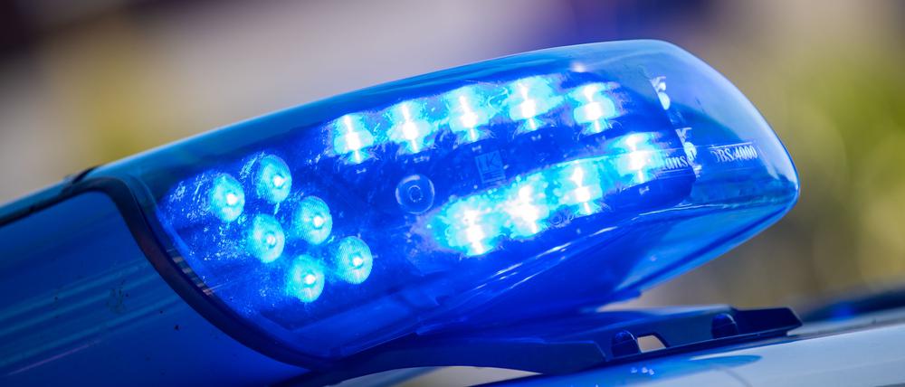 Ein Blaulicht ist auf dem Dach eines Polizeifahrzeugs.