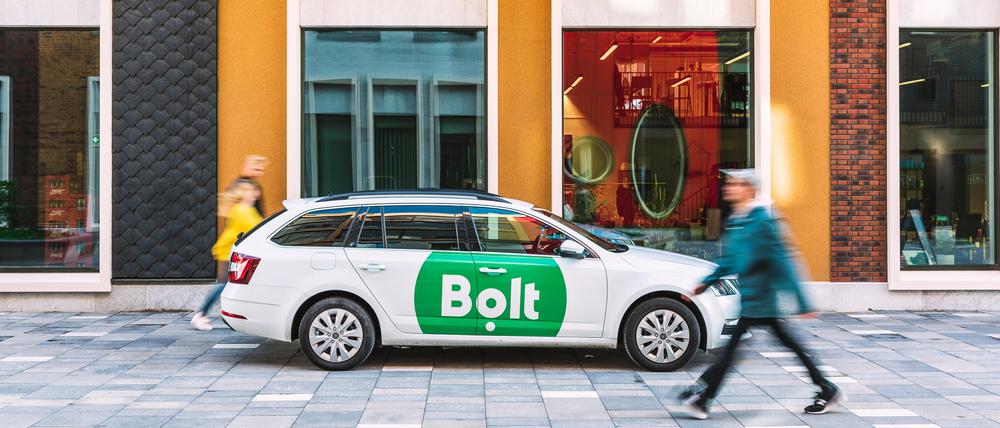 Bolt selbst besitzt keine Fahrzeuge, klebt aber Werbung auf Autos von Mietwagenfirmen.