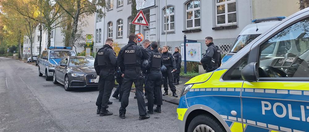 23.10.2023, Nordrhein-Westfalen, Solingen: Polizeibeamte sichern eine Schule. Nach Bombendrohungen gegen mehrere Schulen in Nordrhein-Westfalen prüfen die Polizeibehörden einen möglichen Zusammenhang. 