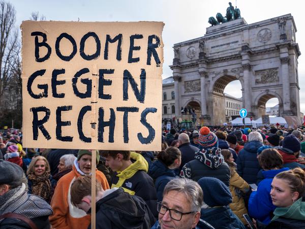 Auch „Boomer gegen rechts“ demonstrierten am 21. Januar 2024 in München, wo etwa 250.000 Teilnehmer zusammen kamen.
