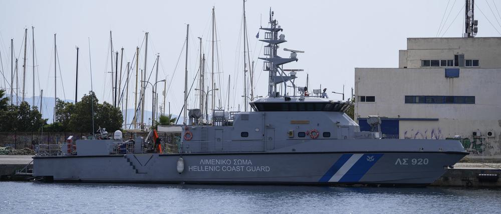 Ein Schiff der griechischen Küstenwache liegt im Hafen der Stadt Kalamata (Symbolbild).