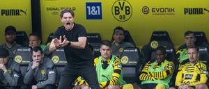 Dortmunds Trainer Edin Terzic treibt sein Team an.