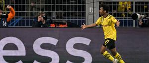 Dortmunds Karim Adeyemi bejubelt sein Tor zum 1:0. 