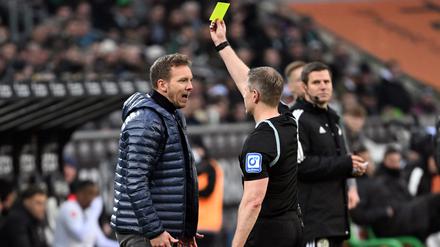 Bayern-Trainer Julian Nagelsmann sah schon während des Spiels die Gelbe Karte nach Kritik am Schiedsrichter.