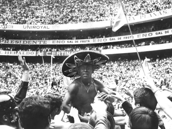Umbrandet vom Beifall der 100.000 Zuschauer im Atztekenstadion wird Brasiliens Pele von begeisterten Fans zur Siegerehrung getragen.