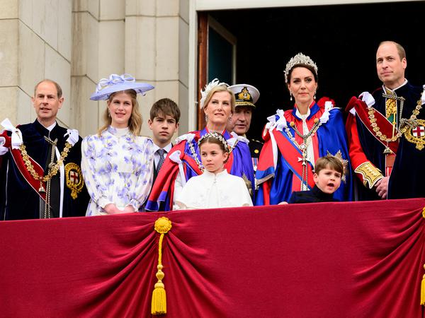 Familienaufstellung. Edward, die Kinder Louise und James, Sophie, die kleine Charlotte, Sir Timothy Laurence, Kate, Louis und William (v.l.) nach der Krönung von Charles III. auf dem Balkon des Buckingham-Palastes.