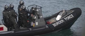 Mitglieder des Grenzschutzes patrouillieren im Hafen von Dover auf einem Schlauchboot.